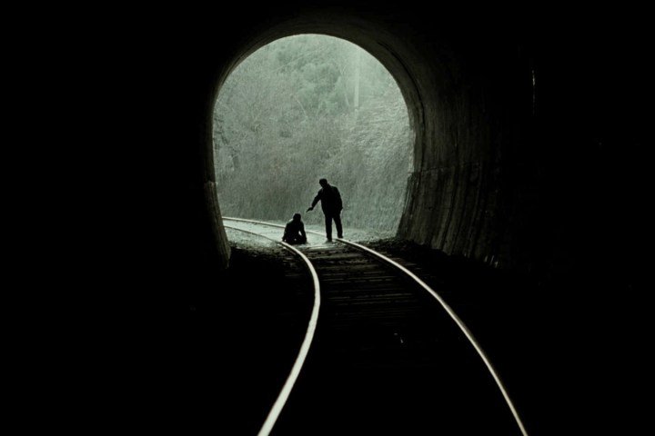 Un hombre apunta con una pistola a un hombre arrodillado en Memorias de asesinato.