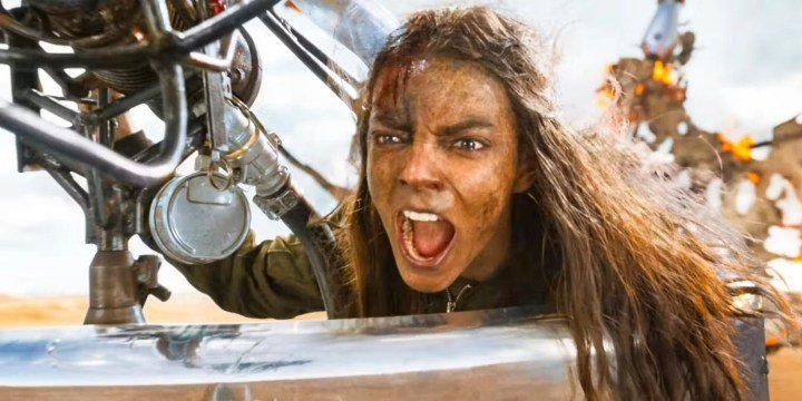 Furiosa grita mientras apunta con su arma a Furiosa.