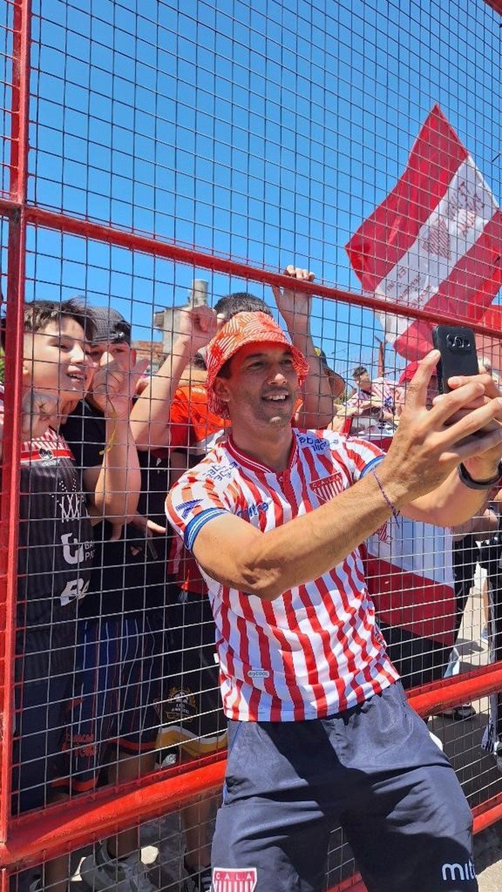 Los hinchas de Los Andes, junto a los jugadores en Lomas. (Foto: Prensa Los Andes)