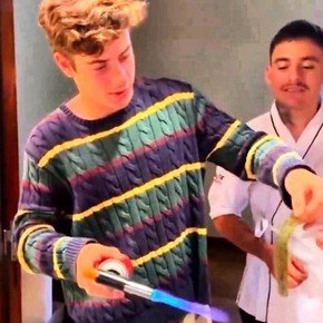 Video: Colapinto quiso preparar sushi pero no logró su objetivo 