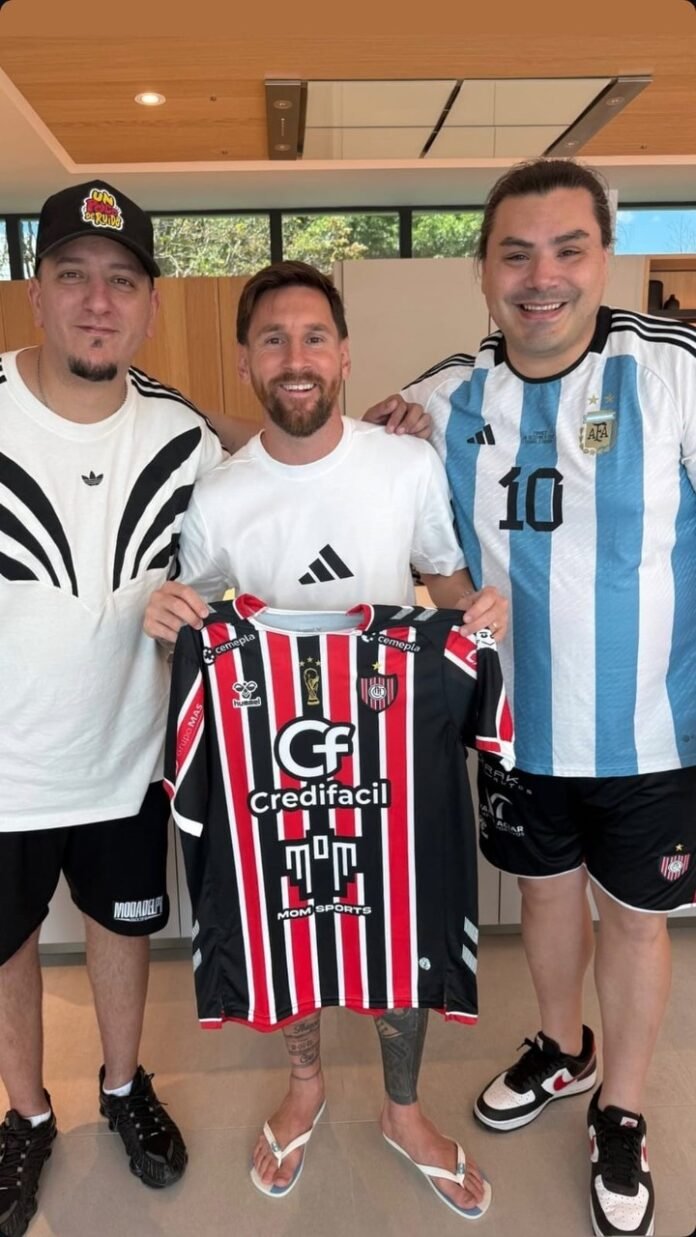 Messi exhibió una camiseta y causó furor en un equipo del Ascenso