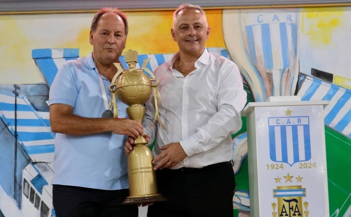 Roberto "Pato" Gasparini (izq), ídolo de Racing de Córdoba, junto al actual presidente del club, Manuel Ángel Pérez (der). Entre medio, la Copa de Corea 1981. (FOTO: Instagram | @clubracing).