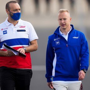 Lo expulsaron de la Fórmula 1, no volvió a ver una carrera y ahora sueña con volver