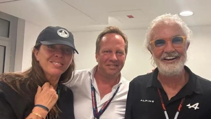 Catarineu y Campbell-Walter, managers de Colapinto, con Briatore.