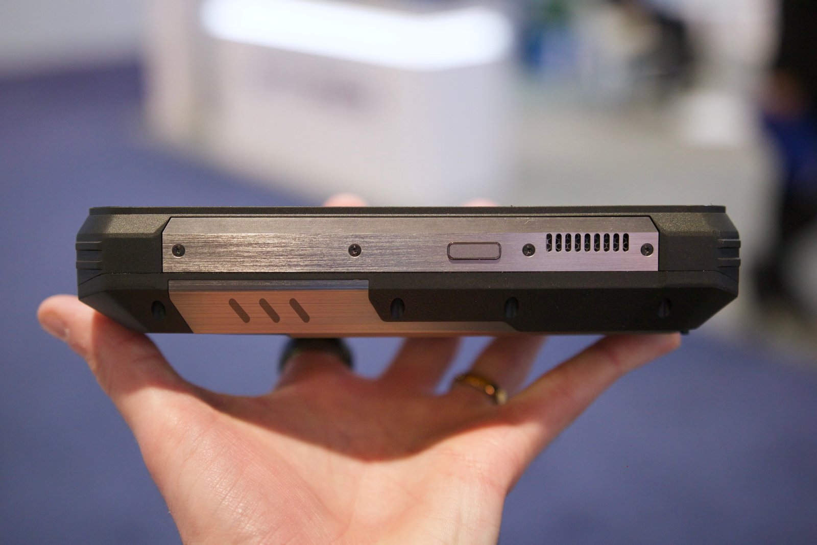 Una vista lateral del smartphone Oukitel WP100 Titan en el CES 2025.