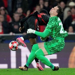 Video: el blooper de la defensa de Barcelona en el segundo gol de Benfica