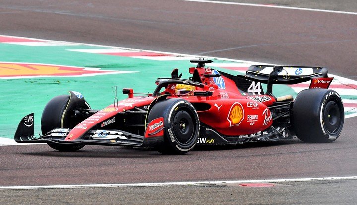 Hamilton en la pretemporada con Ferrari de cara a la temporada 2025. (REUTERS/Jennifer Lorenzini)