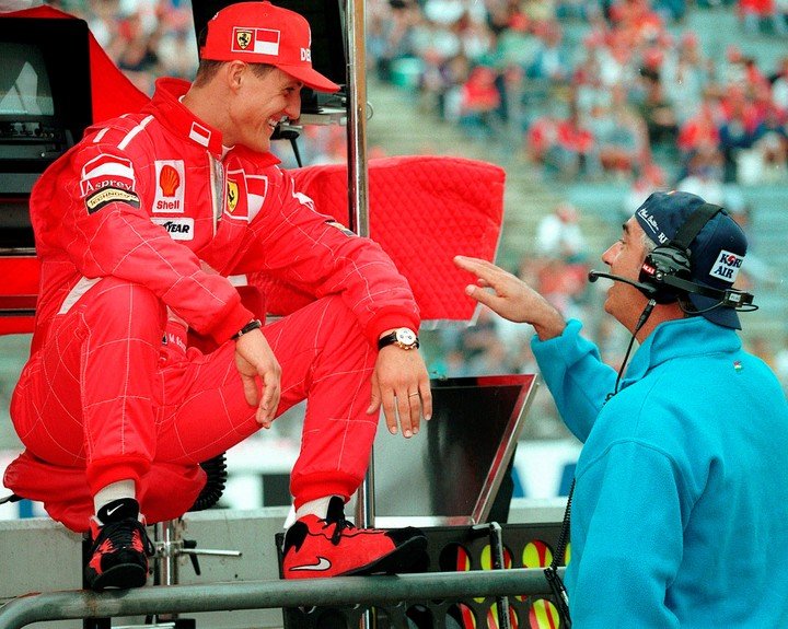Schumacher, ya en Ferrari, con un Briatore que había sido su jefe en Benetton. (AP Photo/Thomas Kienzle)