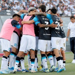 Racing goleó a Colo Colo con doblete de Solari y gran debut de Balboa 