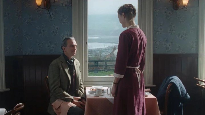 Daniel Day-Lewis y Vicky Krieps en Phantom Thread.
