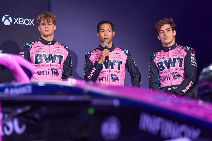 Alpine's Estonian reserve driver Paul Aron (L) Japanese Ryo Hirakawa (C) and Argentinian Franco Colapinto talk on stage during the BWT Alpine F1 Team's 2025 season launch in London February 18 2025. (Photo by BENJAMIN CREMEL / AFP) - FTP CLARIN AFP__20250218__36Y26VZ__v1__HighRes__AutoPrixF1AlpineLaunch.jpg Z LLucca Lucca