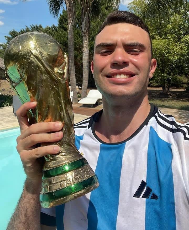 El piloto y el fútbol van de la mano. (Foto: @BaltaLeguizamón)