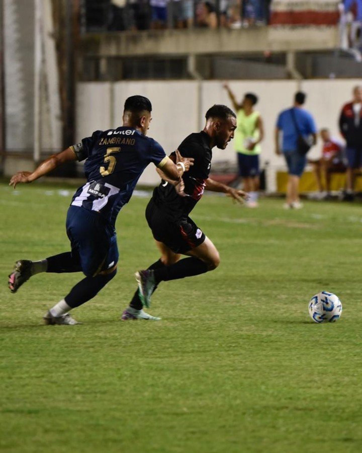 Zambrano en la cancha de Morón.