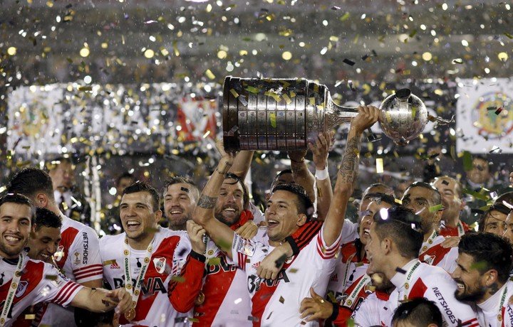 Vangioni levantando la Copa Libertadores. (Foto: Martín Costa).