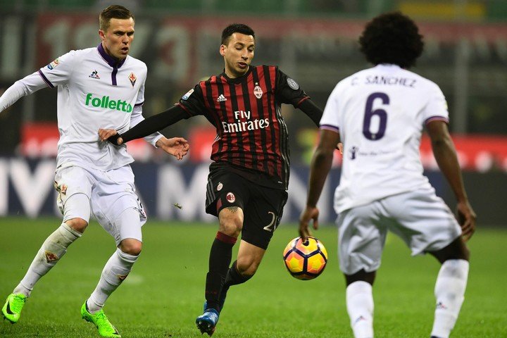 Leonel Vangioni con la camiseta del Milan. (Foto: Miguel Medina).