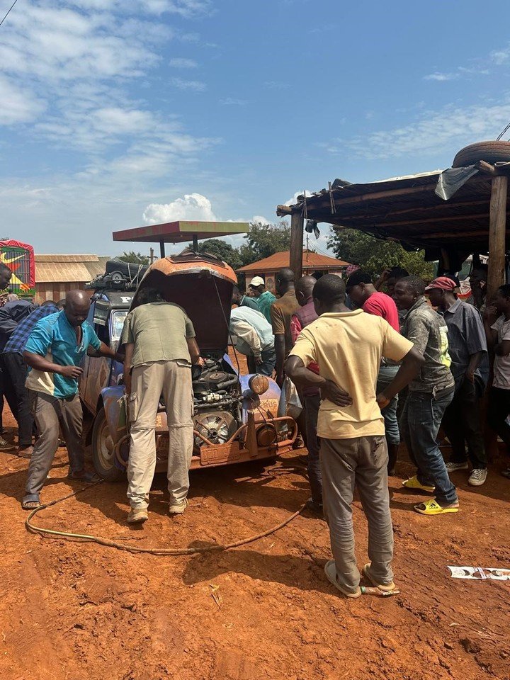 "Travesía Africana": el recorrido de los hermanos Franzosi junto a Agustín Izquierdo que buscar recorrer el continente con su vehículo Citroën 3CV y que las figuras de Lionel Messi los ayuda a cruzar fronteras (Foto: Cortesía de Ricardo Franzosi).