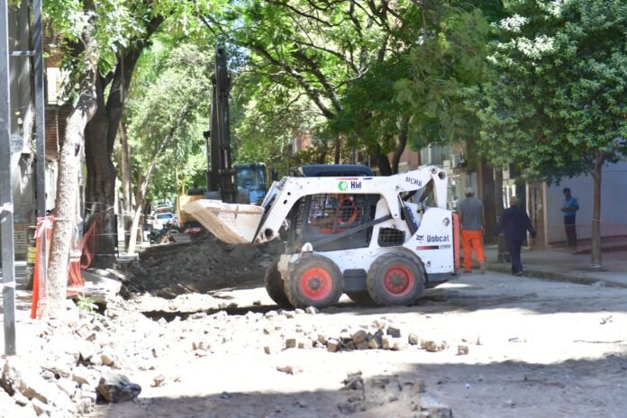 Reemplazaron 120 metros lineales de antiguas cañerías de agua y cloaca en la calle Crisol