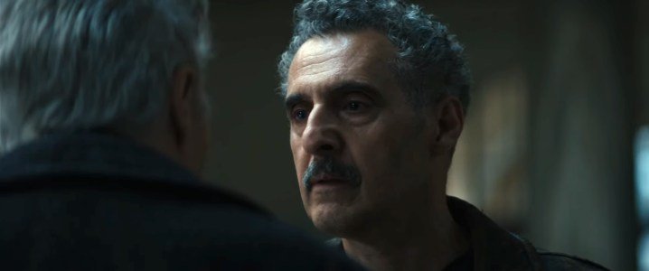 Burt e Irving se despiden en una estación de tren en el episodio 9 de la temporada 2 de "Severance".