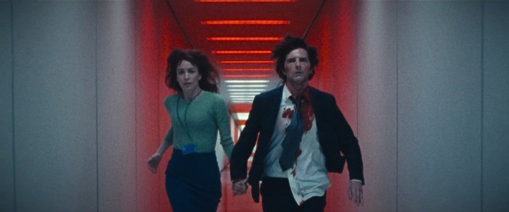 Mark y Helly corriendo por un pasillo en Lumon en la temporada 2 de "Severance".