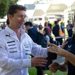 Colapinto y el reencuentro con Williams: pasó por el paddock y le hizo probar el mate a Vowles