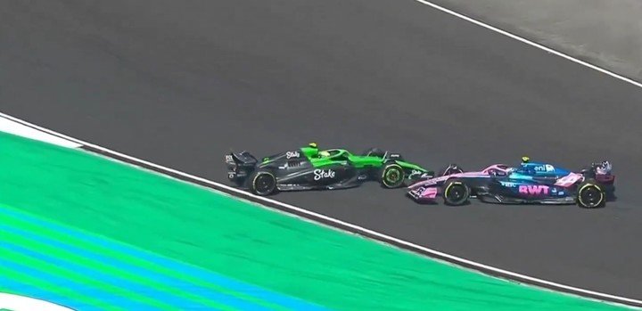 El choque de Doohan con Bortoleto en la Sprint de China. (FOTO: Captura de TV)