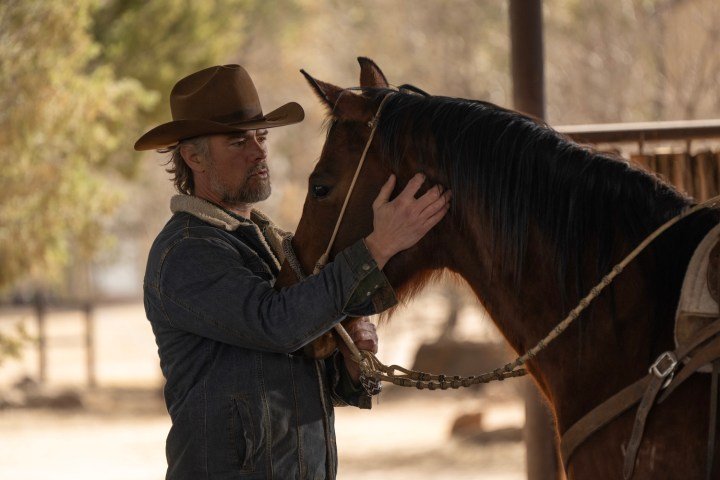 Josh Duhamel acaricia un caballo en Ransom Canyon.