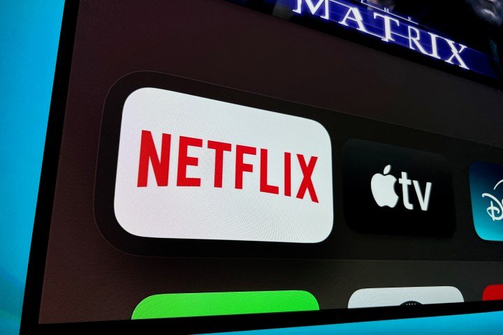 Un primer plano del icono de la aplicación de Netflix en un Apple TV.