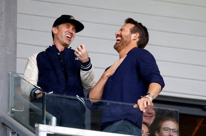 McElhenney y Reynolds, en la tribuna del Wrexham. (REUTER)
