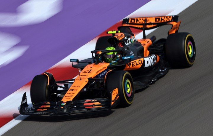El MCL39 ya gira en Bahrein y fue puntero en las dos primeras prácticas. (REUTER)
