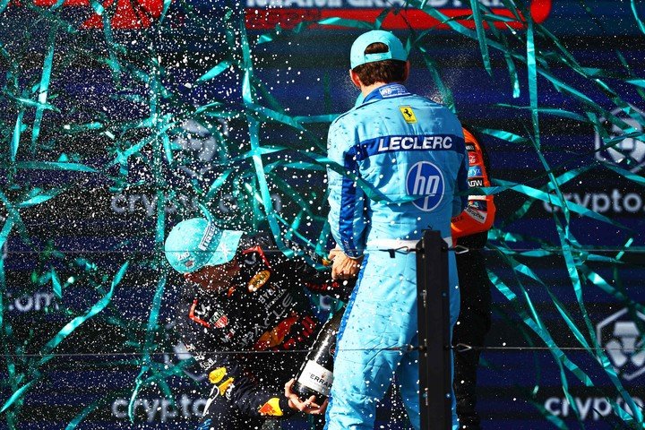 La última vez en Miami, Leclerc terminó en el podio vestido de azul. (AFP)