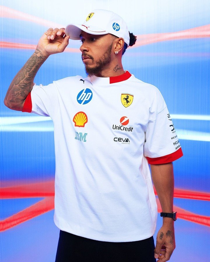 Hamilton quiere pelear más alto vestido de blanco. (@ScuderiaFerrari)