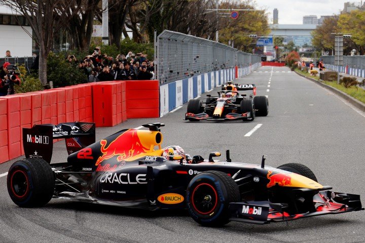Yuki Tsunoda y Max Verstappen en la exhibición.