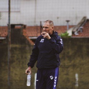 En medio de la crisis futbolística, Arsenal confirmó a su nuevo entrenador