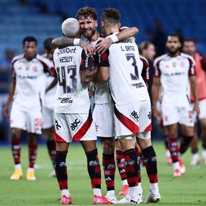 Flamengo se recuperó del papelón: le ganó a Gremio y complicó a Quinteros