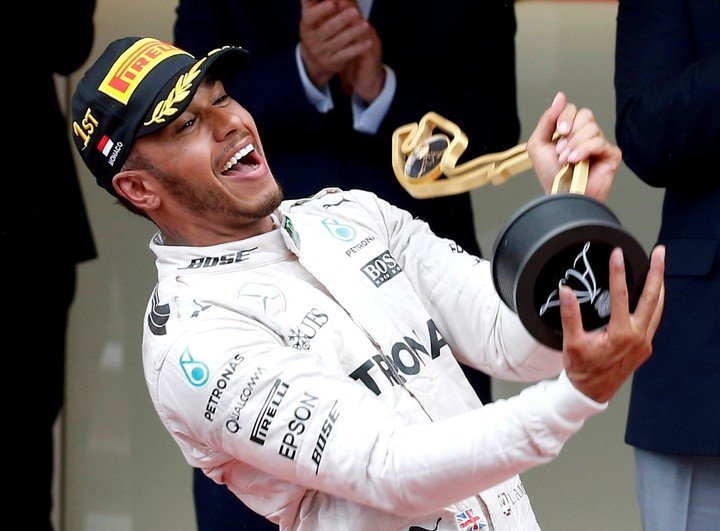 El día que Hamilton le sacó la victoria a Ricciardo. (REUTER)