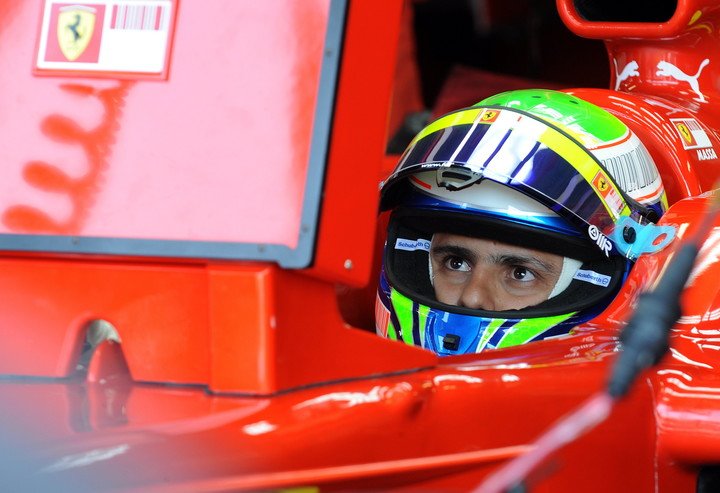 Massa subido al Ferrari en Mónaco, en 2008. (AFP)