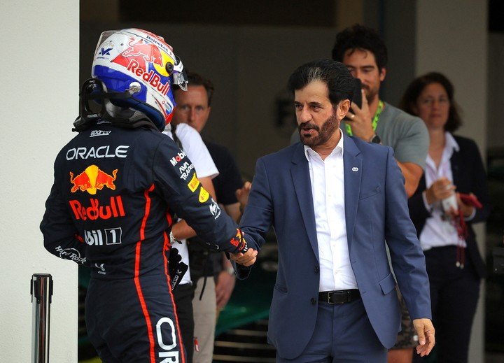 Ben Sulayem junto a Max Verstappen, con quien estuvo envuelto en más de una polémica. (REUTERS).