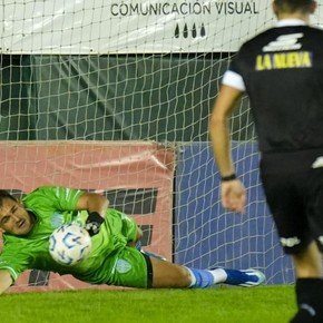 Video: un ex River erró un penal y Arsenal extendió su increíble racha sin triunfos