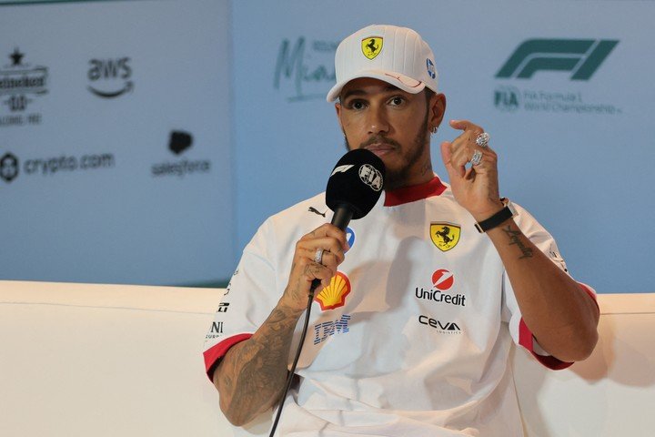 Lewis Hamilton, de blanco con Ferrari (Reuter).
