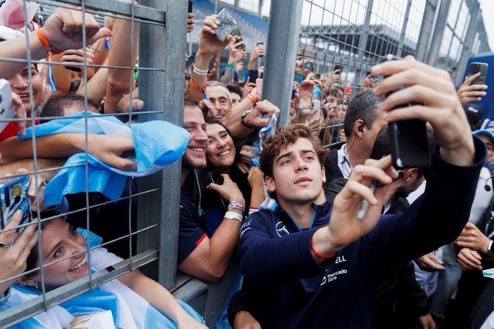El pasional público argentino del que habla Saiz, en la F1. (EFE)