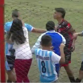 Video: una fotógrafa le pegó a un futbolista en pleno partido