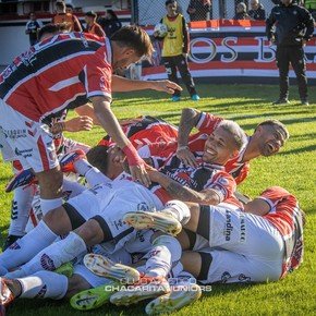 Se agrandó Chacarita: goleó y es puntero del Nacional
