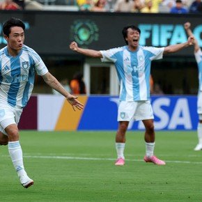 La particular camiseta del Ulsan Hyundai y su gran parecido con la de la Selección Argentina