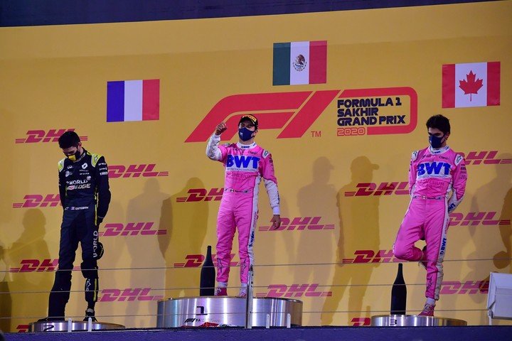 En el podio del GP de Bahrein 2020 predominó el rosa. (Foto: EFE/EPA/Giuseppe Cacace/Pool)