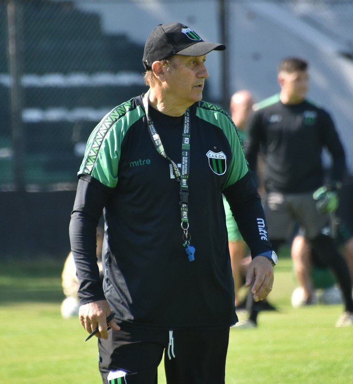 Walter Perazzo dejó de ser el técnico de Chicago tras perder con Temperley. 