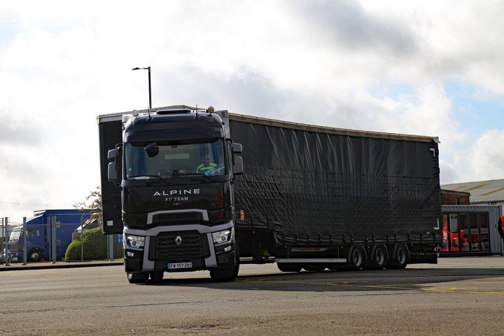 Uno de los camiones que Alpine lleva a los circuitos.