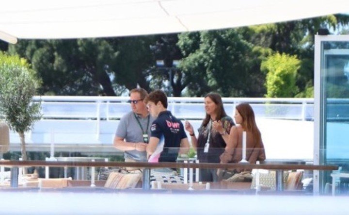 Colapinto con sus dos managers y la mamá, en la terraza del hospitality de Alpine en Barcelona.