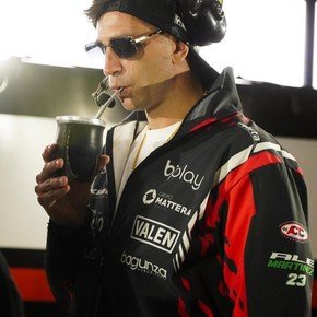 ¿Tiembla Colapinto? Las divertidas imágenes de Dibu Martínez en modo pistero