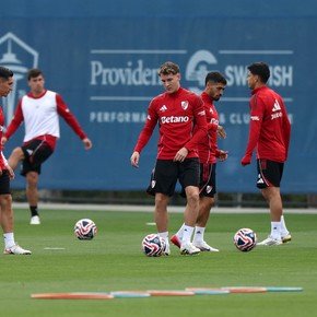 Los árbitros y el VAR para River-Urawa, de cuatro países distintos