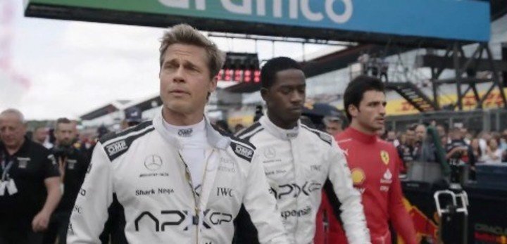 Sainz, detrás de Brad Pitt y Damson Idris. (Foto: Warner Bros China)